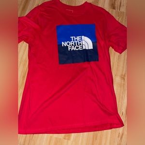 Red North face shirt ❤️
